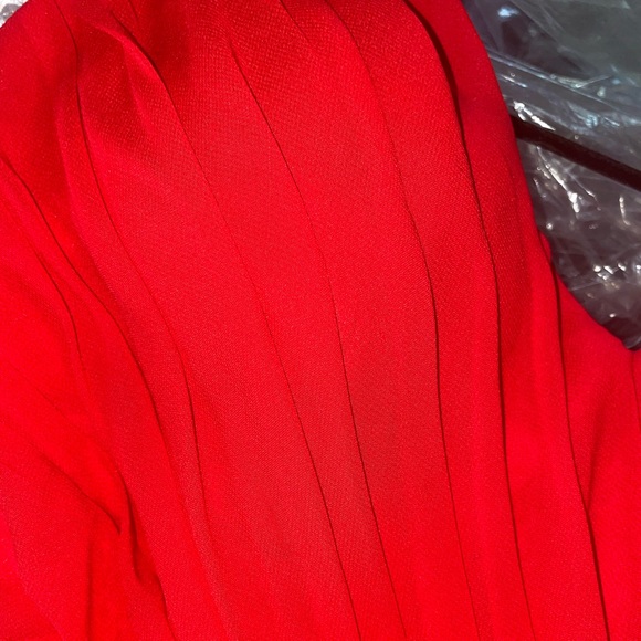 Red gown. Custom made in China. Size 10 - Picture 6 of 8